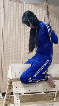 Uniform dívka, která si užívá vzrušení z dělového stroje
