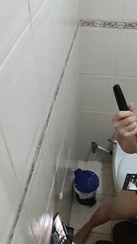 Fan, Röv, Så Rik Jag Äter, Jag Kan Inte Tro På Urinalbadrummet Var Jag Än Äter Det.