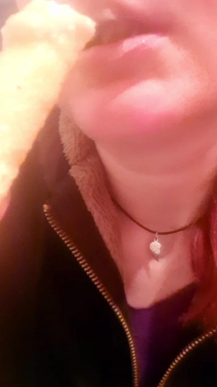 Ana Liz: Perwersyjna dziewczyna ssie ziemniaki