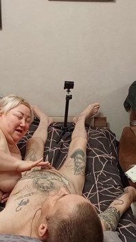 Jiran bogel memberikan blowjob mendalam sehingga saya pancut
