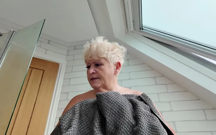 Uk Joolz: Shower Time in the Airbnb