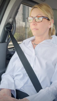 Esclavo sumiso con los ojos vendados desnudo en un viaje por la autopista