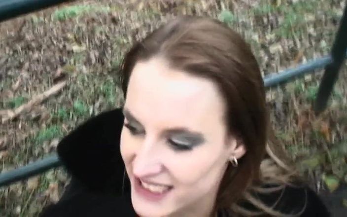Rosen video productions: 露出狂の熟女は屋外で彼のコックを吸うことによって男を喜ばせる