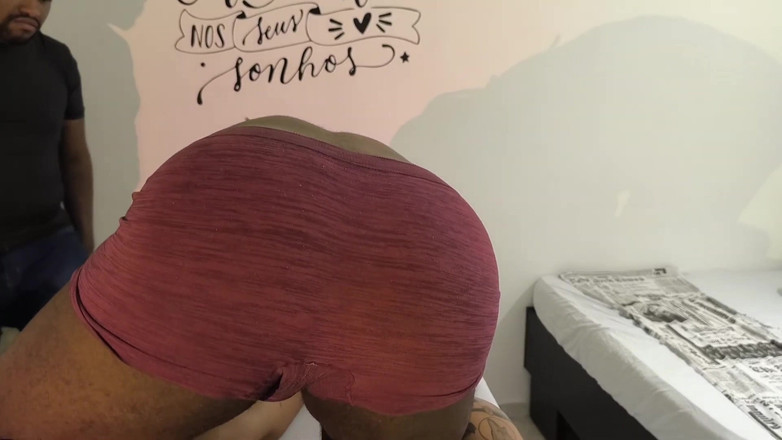 Nurseblack: Mild cuckold tog fru för att få en tantrisk massage...