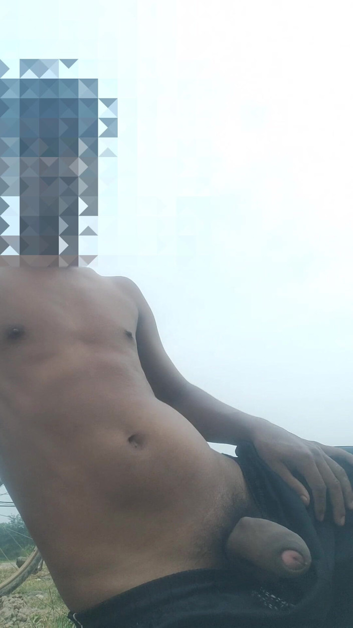 Assamesebodoboy: Videoclip sexual cu bărbați homosexuali în aer liber la marginea drumului