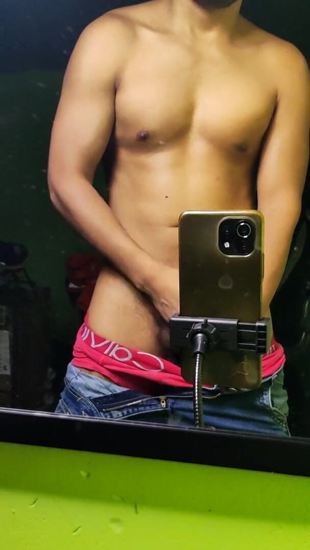 Hornyboy2058: 我通过消息给他发了一张美味屁股的照片，他自慰