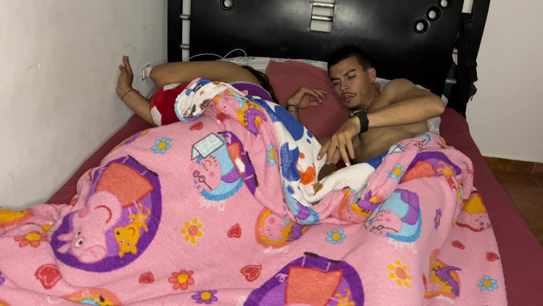 Miaandaxel: Üvey oğul büyük götlü üvey annesiyle aynı yatağı paylaşıyor - seksi orta...