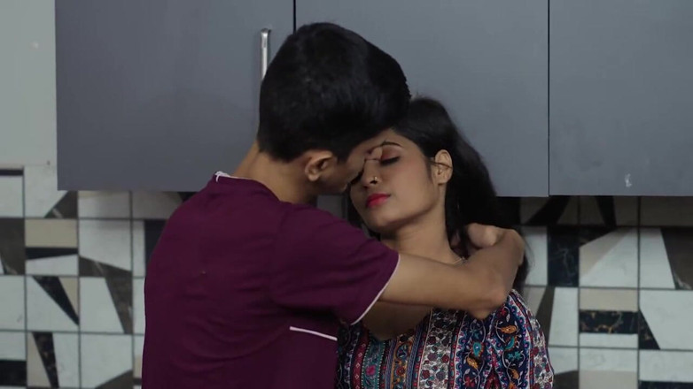Triflicks: Fată desi de 18 ani cu pizdă strâmtă sex dur în bucătărie