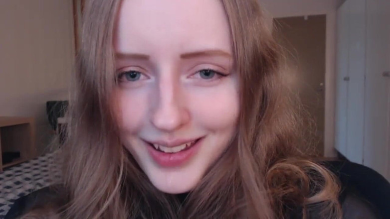 KissMyHips: Glossy lips sucks fingers, spits and drools over cleavage
