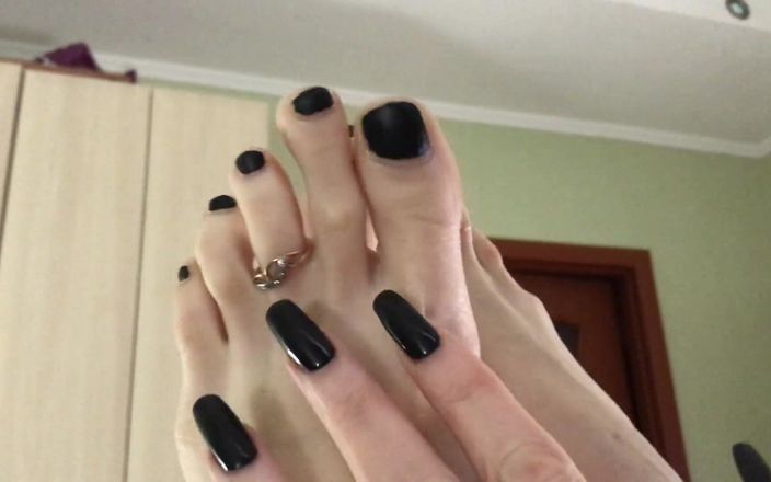 Bad ass bitch: Toes और toe Rings क्लोज अप (60 fps)