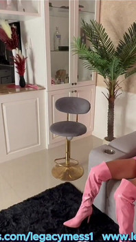 Hinter den kulissen barbie asiatischer blonder ladyboy fickt mit hängendem pornostar mit dickem arsch