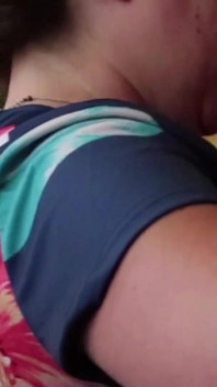 Sesso con una arrapata donna delle pulizie nella cucina di un appartamento in vacanza.