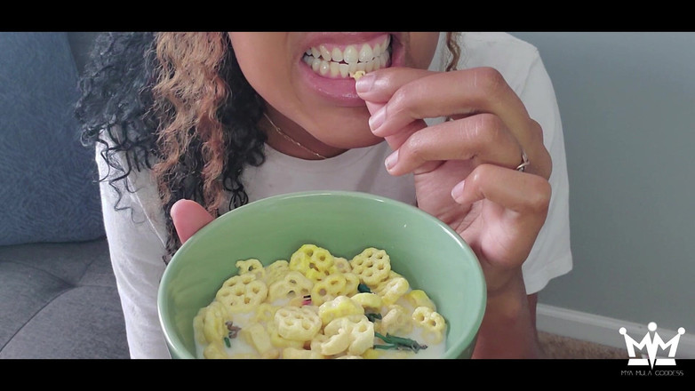 Mya Mula Goddess: Bratty Giantess dévore tes amis minuscules, es-tu le prochain ?