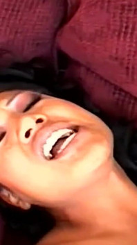 Latina-mädchen isst einen großen schwarzen schwanz, der zu riesig für ihren mund ist