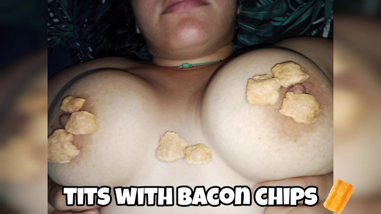 Kriztalyaram: 我丈夫通过在上面放不同的零食来吸吮我的天然大奶子和我勃起的乳头