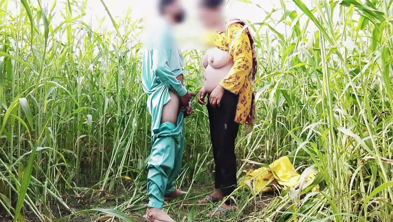 Abida sexy: Berkongkek pantatnya masa yang cantik di padang dan memberikannya pancutan...