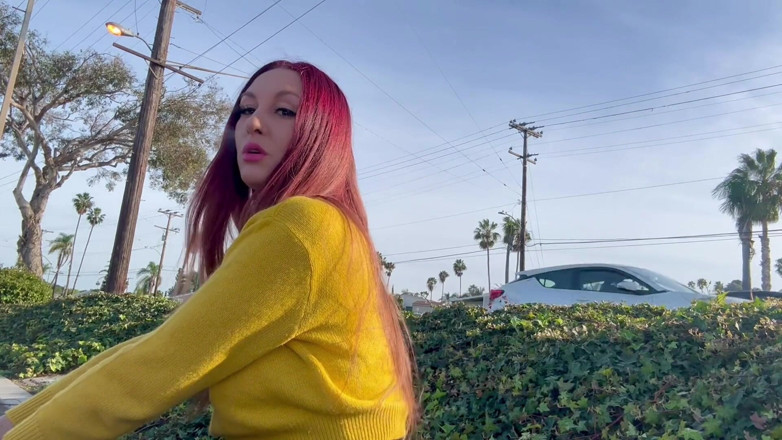 Artemisia Love: Італійська мамка з довгим волоссям Артемія любить курити сигарету на відкритому повітрі