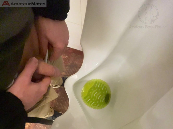 AmateurBoysPissing: Ragazzo Sorpreso a Pisciare in Un Orinatoio Di Un Bagno...