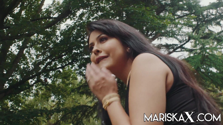 Mariska x: Mariska se fait baiser dans la nature par une grosse...