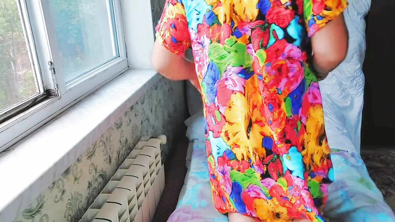 Kitty_Cross: चंचल महिला छोटे डेनिम स्कर्ट में आगे झुक रही है