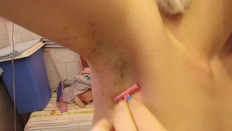 Cuteblonde666: Mijn extra harige poesje + oksels aftrekken