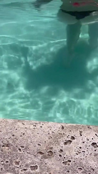 I poolen med bikini