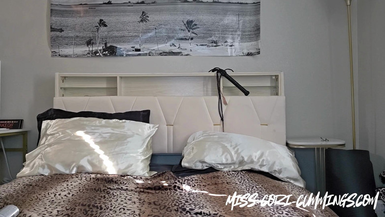 Miss Cori: Ambiance matinale avec mon plug anal.