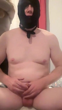 Pozwalam mu powąchać moje spocone buty i robię ręczną robotę