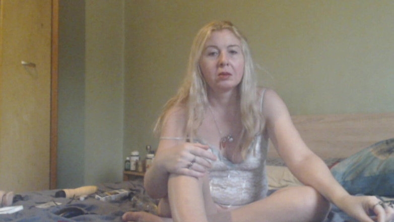 sunshinegoddes: Une MILF blonde sexy à gros cul baise sa chatte salope