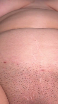 친구가 자기 성기를 제 질에 문지르고 바깥쪽에 우유를 채워 넣었어요