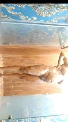 Hintli kız büyük göğüslerini ve seksi götünü banyo yapıyor