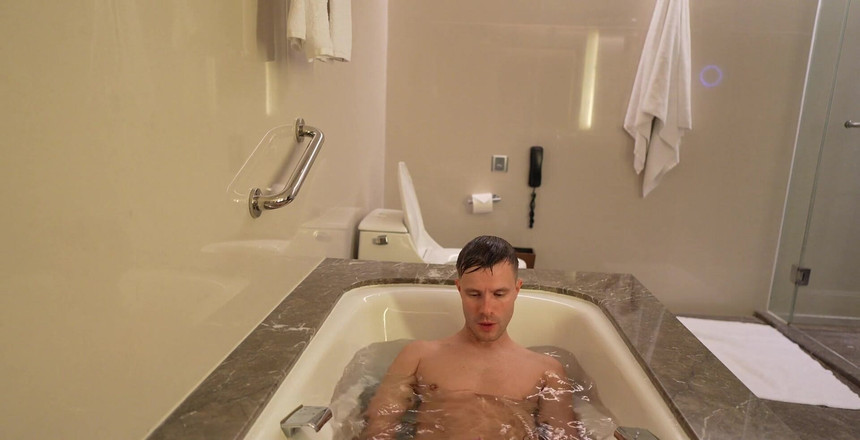 GayDuplo: 夏の中国旅行でお風呂でくつろぐ