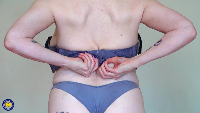 Mature NL: MILF matang bertetek besar menggesel pepeknya dengan keras sehingga dia...