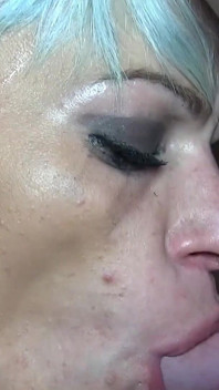 Niemiecka chuda milfka zachodzi w ciążę podczas gangbangu z creampie