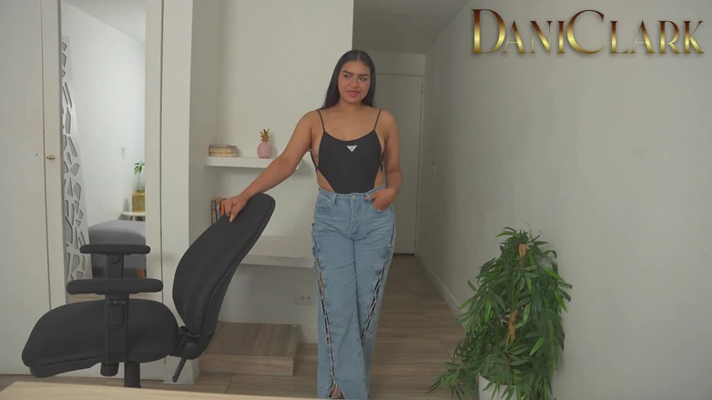 DaniClark: Sekretářka mi dává hluboké kouření výměnou za pomoc