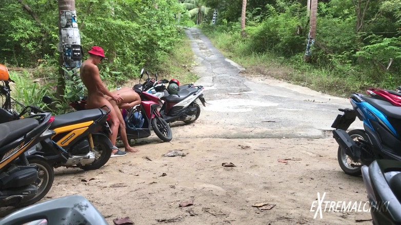 Extremalchiki: Futai cu efemiți în parcare în aer liber