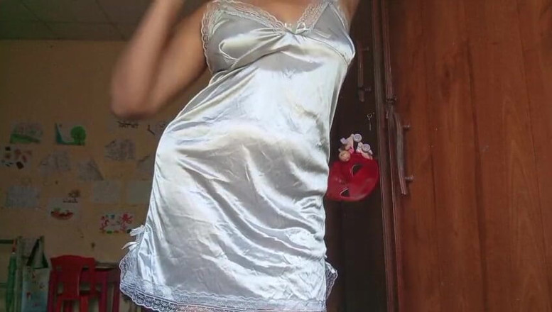 Miya White: Profesora de Sri Lanka Anne en solo en su habitación