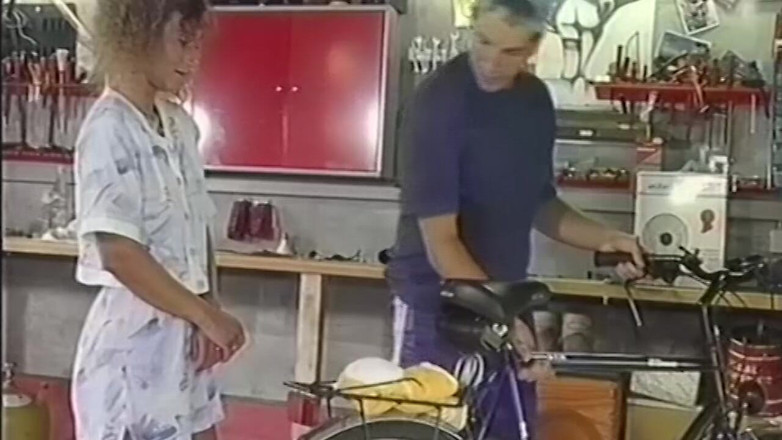 VHS-Vixxxen: Ele mostra à meia-irmã onde o martelo está pendurado