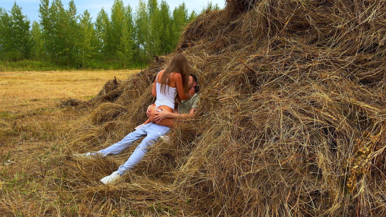 HomeVideoLive: This Beauty Loves in a Public Place. Hayloft. Nature