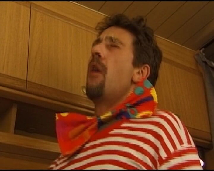 Enjoy German porn: 娇小的金发少女被