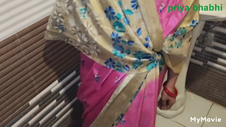Desisexycpl123: Suri rumah desi miang Priya Bhabhi dipergunakan oleh adik ipar...