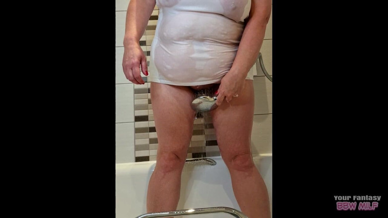 BBW_Wife: Трах, писанье и просвечивающаяся футболка в душе. Киска зрелой милфы-толстушки с большими сиськами различная подборка