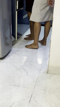 Evde yalnız olduğumda, komşum şeker almak için bana geldi