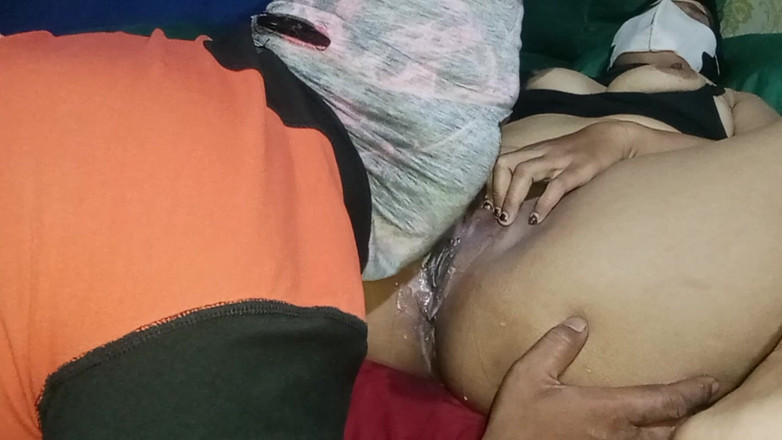 Babang endut: Het poesje van een vrouwelijke bewaker wordt gelikt totdat het...