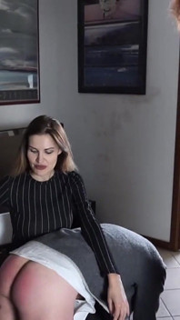 Sexy trojka v knihovně Škádlení s odhaleným ptákem a zadkem