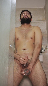 Sexy velký neobřezaný penis táta Camilo Brown lemuje ve sprše a střílí jeho sperma