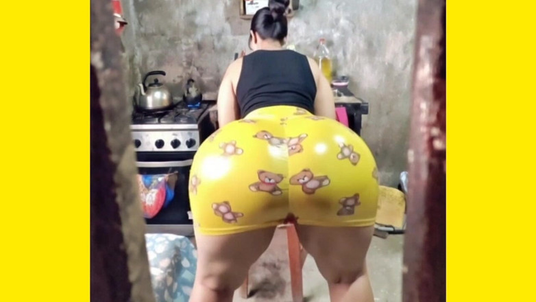Xprohibidox1: 노란색 치마를 입고 섹시한 춤을 추는 그녀