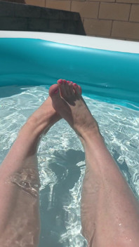 プールでのソロ足遊び