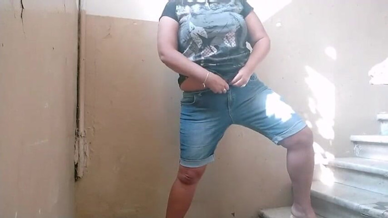 Sunny Loveli: Une BBW se fait déshabiller dans la nature