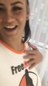 Gagica cu țâțe uriașe Helen Star selfie face și țâțe săltărețe